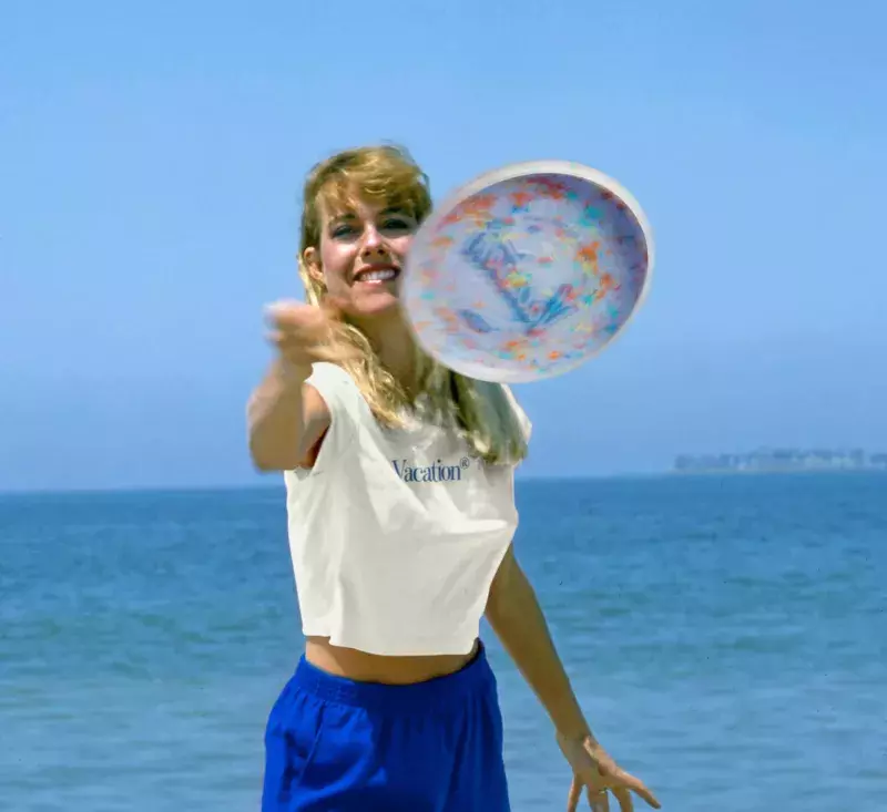 women throwing frisbee